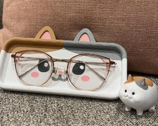 Cat face glasses tray with small cat figure